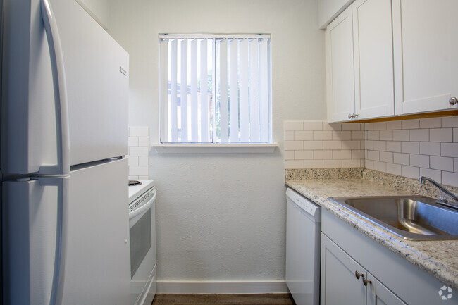 Kitchen - Broadway Park Apartments