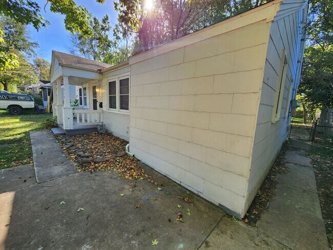 Foto del edificio - Spacious 3-Bedroom, 1-Bathroom Home AVAILA...