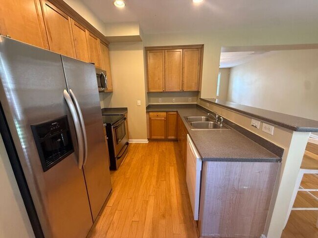 Foto del edificio - Spacious 3 bedroom 2.5 bath end unit townhome!