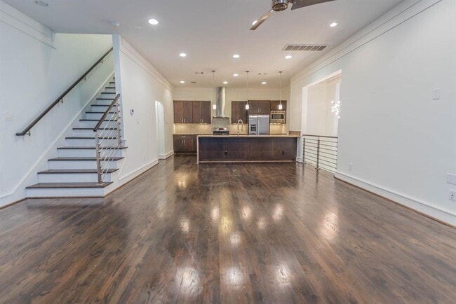 Building Photo - 5325 Lillian St