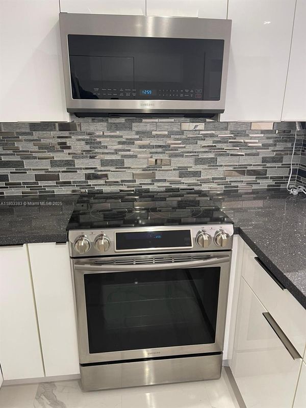 Building Photo - 7030 SW 41st Pl