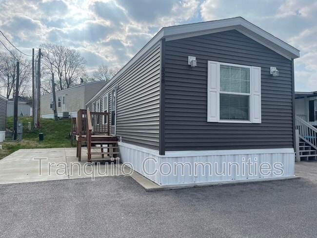 Building Photo - 328 Oakleaf Dr