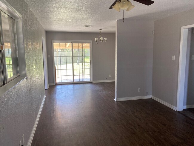 Foto del edificio - 1233 Baywood Ln