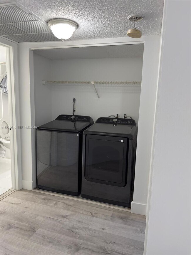 Foto del edificio - 8353 Lake Dr