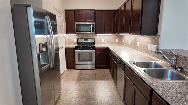 Foto del edificio - 7907 Bachwood Dr Dr