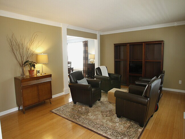 Building Photo - Beautifully Updated Home in Desirable Scho...
