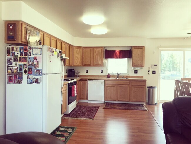 Foto del edificio - Centrally located 3 bed/2 bath Ranch style home with large oversized heated garage.