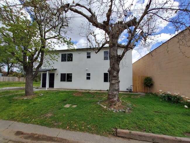 Building Photo - 1617 Elm St
