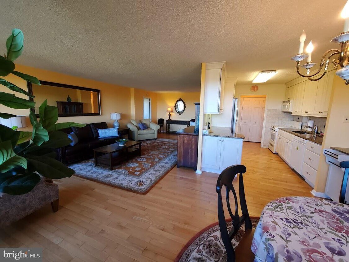 1001 City Ave Unit E1021, Wynnewood, PA 19096 Room for Rent in