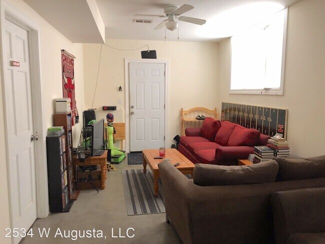Foto del edificio - 2534 W Augusta Blvd