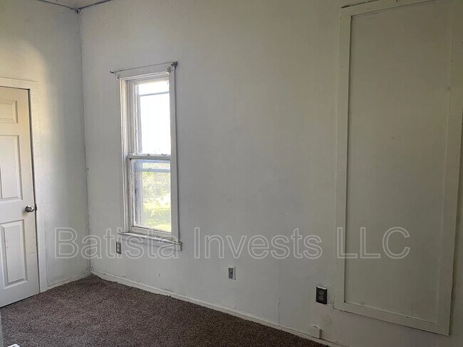 Building Photo - 1037 W Chase St