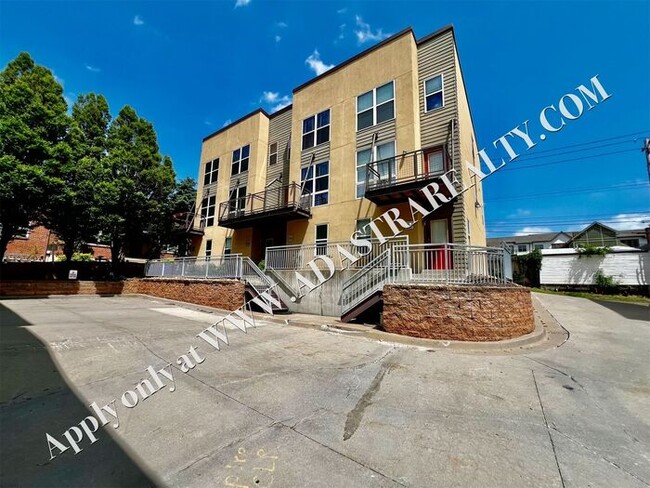 Foto del edificio - Beautiful 2 Bed 2.5 Bath Townhome Near The...