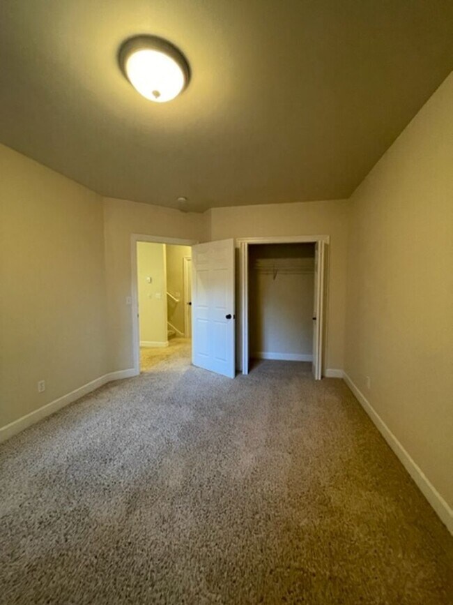Foto del edificio - Coming Soon! Beautiful 3 Bed Townhome!