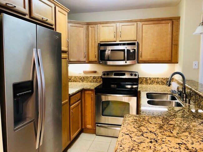 Building Photo - Sunny Top Floor 2BD/2BA Condo in Desirable...