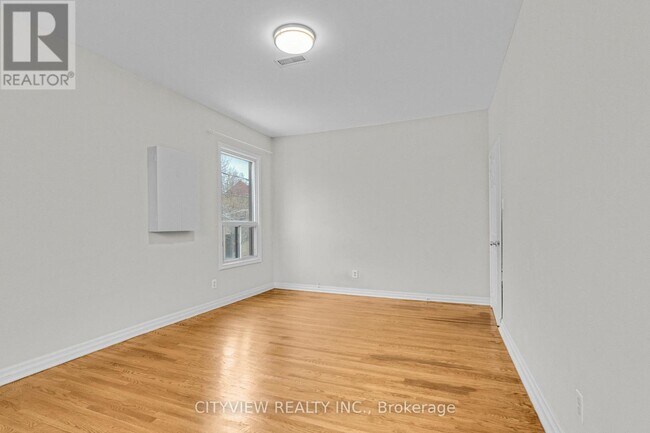 Photo du bâtiment - 345 Dundas St E