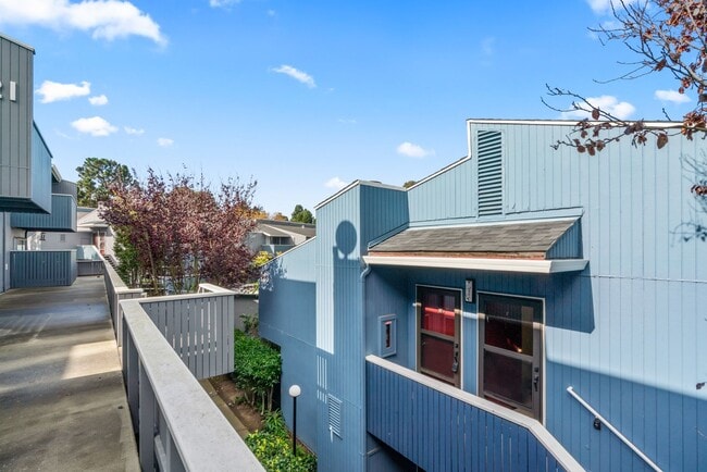 Building Photo - Top Floor 1Bd/1Ba Condo Community with Ten...