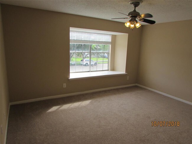 Foto del edificio - 3143 Sleepy Hollow Dr