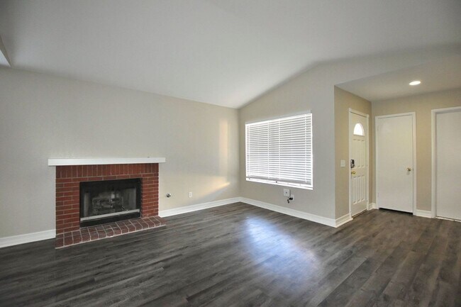 Building Photo - 352 Montcliff Ave