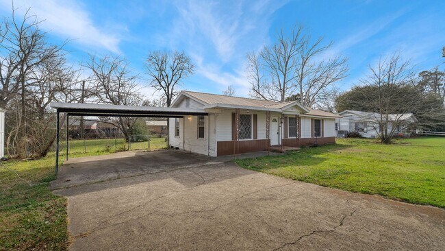 Building Photo - Cute home in New Boston