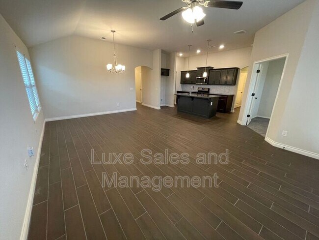 Foto del edificio - 15709 Gunnison Dr