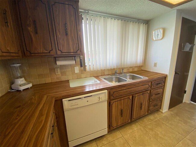 Foto del edificio - 9940 Eagles Point Cir