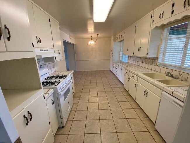 Building Photo - Home in Tulare for Rent!