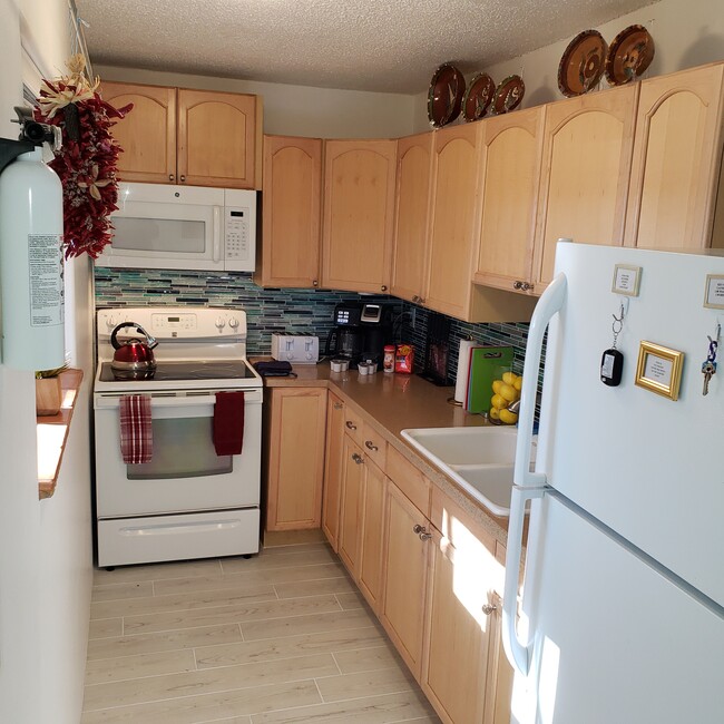 Kitchen has all appliances including dishes, silverware, pots and pans with all accessories - 1000 Marquez Plz