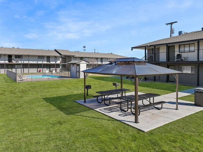 Building Photo - The Pointe at 23rd Apartments