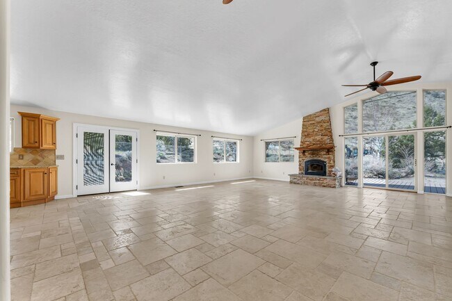 Foto del edificio - 155 Pioche Rd