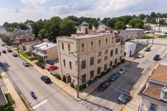 Building Photo - 542 E Hector St