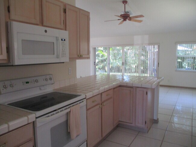 Building Photo - 5355 Grande Palm Cir