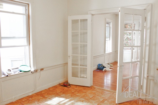 Building Photo - Super sunny 3 Bedroom Available in Park Slope