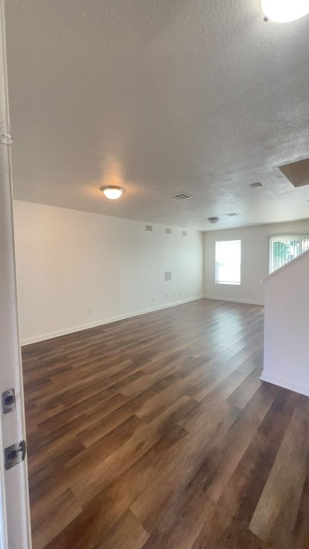 Foto del edificio - 3749 Compass Pointe Ave