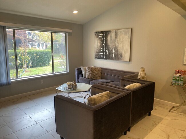 Building Photo - Recently Updated and Ready for Move In Fam...