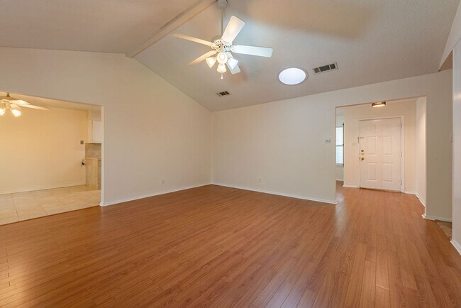 Building Photo - Amazing 3 bedroom, 2 bathroom home in Nort...