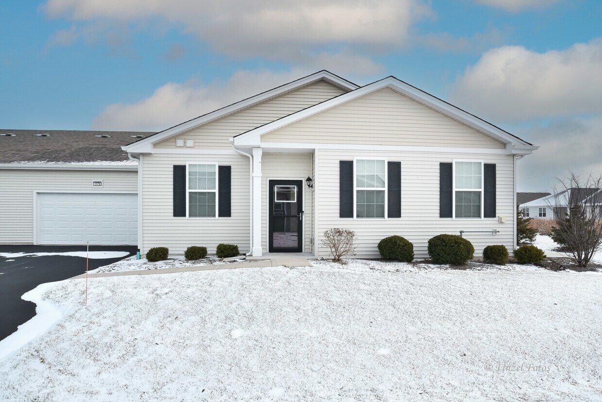 1179 Crestview Ln Unit 1179, Pingree Grove, IL 60140 Room for Rent in