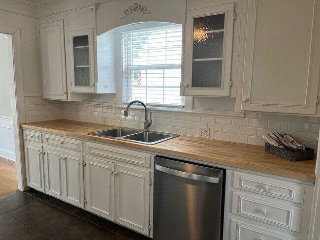 Foto del edificio - Beautiful and updated South Highlands 3BR/2BA.