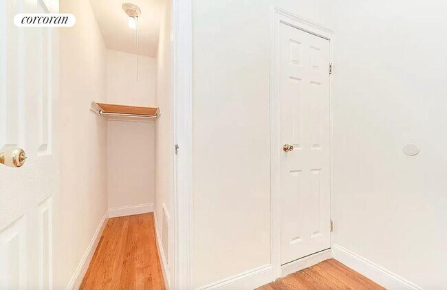 Foto del edificio - 230 E 25th St