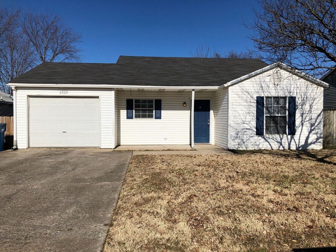 Primary Photo - ***2509 Parkcrest***