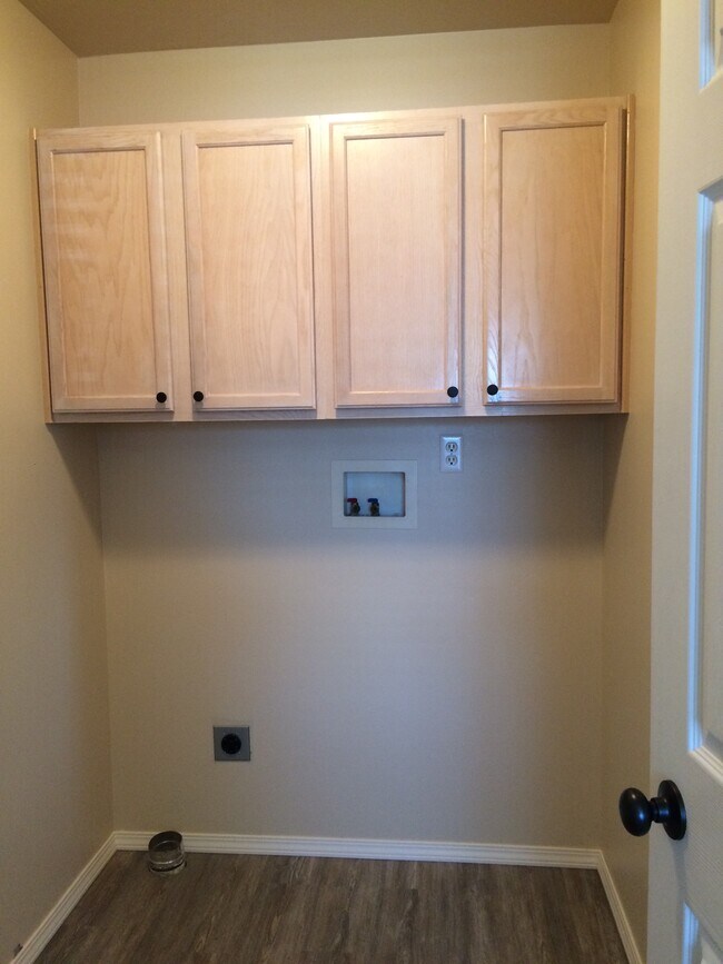 Building Photo - 700 Mantle Dr