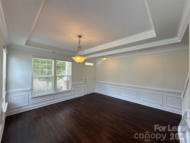Building Photo - 1019 Dunhill Ln