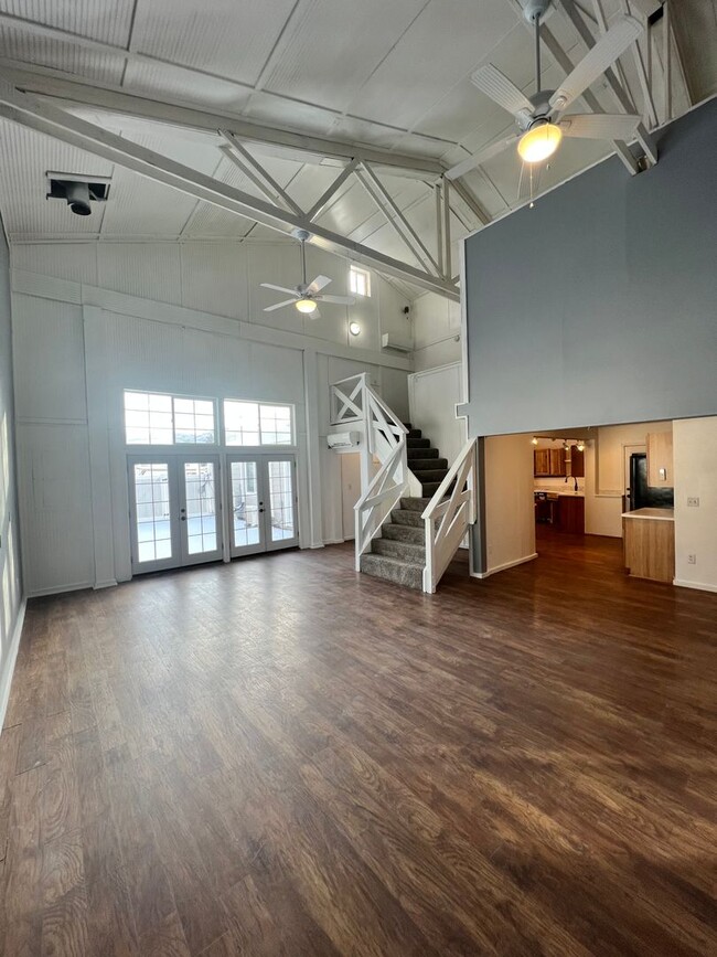 Building Photo - Beautiful Large Modern Shome located betwe...