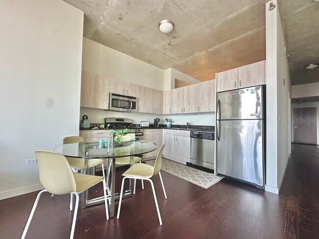 Cocina comedor con electrodomésticos de acero inoxidable. - 235 W Van Buren St