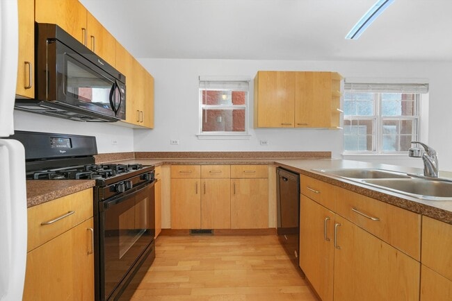 Building Photo - 1461 N Larrabee St