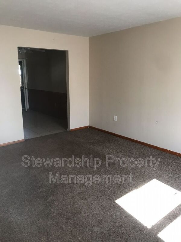 Building Photo - 205 E Maple St