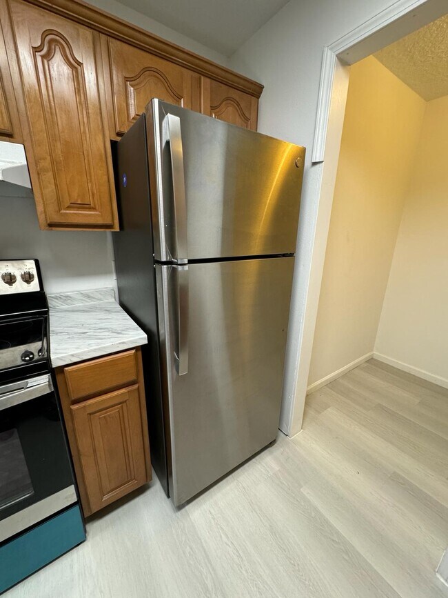 Foto del edificio - 2727 W Oak Ridge Rd