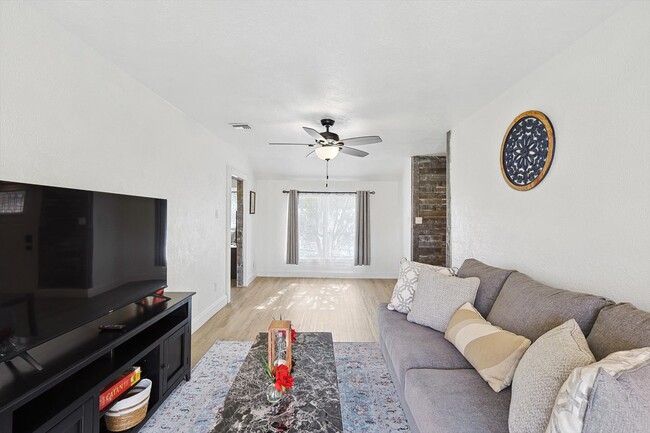 Building Photo - 711 Red Oak Ln