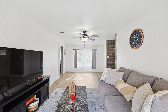 Foto del edificio - 711 Red Oak Ln