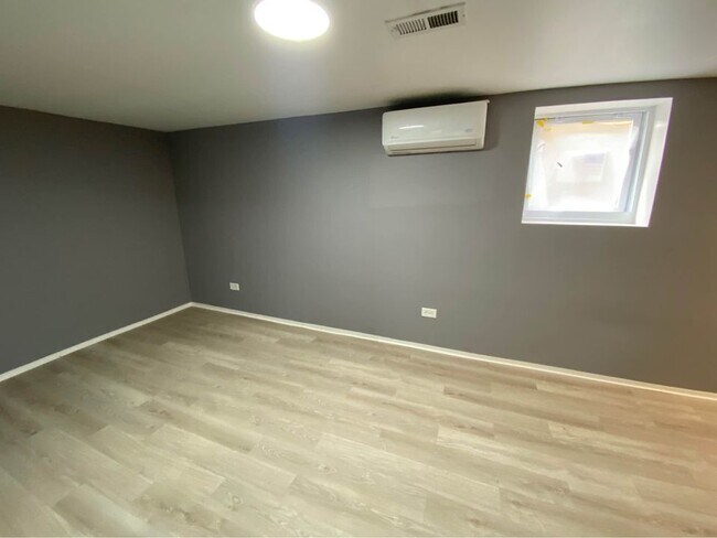 Building Photo - 5652 W 64th St