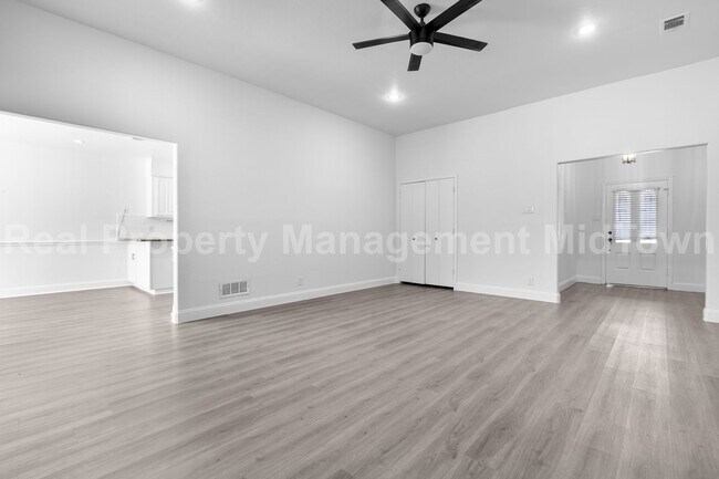 Foto del edificio - Charming Home Centrally Located in the DFW